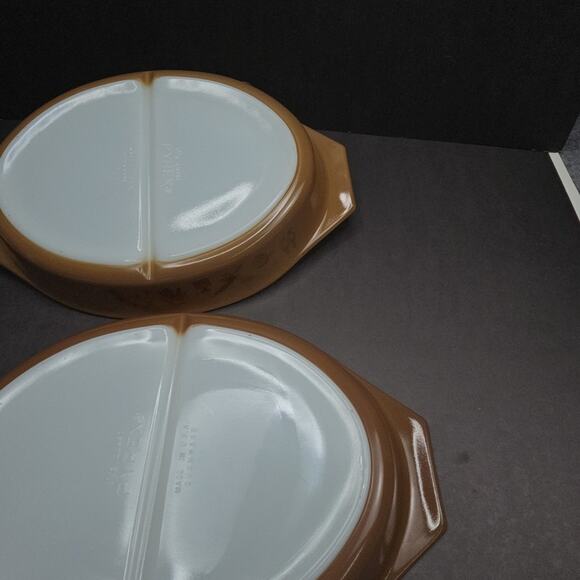 Pyrex Early American 1.5 Quart Divided Oval Covered Casserole Dish Set of 2. - Picture 11 of 13